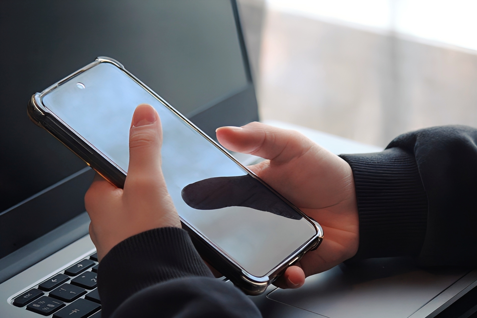 スマホの設定画面を確認するイメージ
